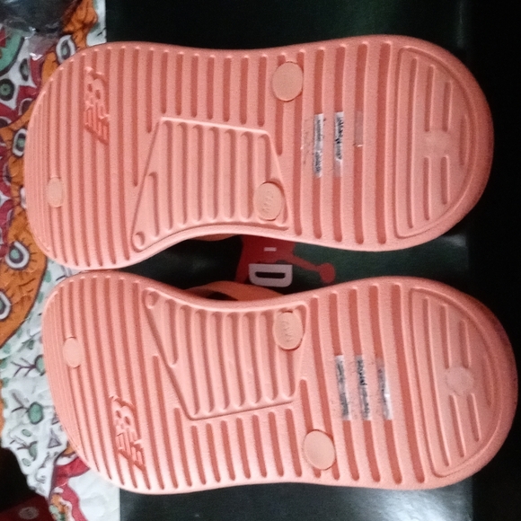 Women New Balance flip flops - Picture 3 of 4